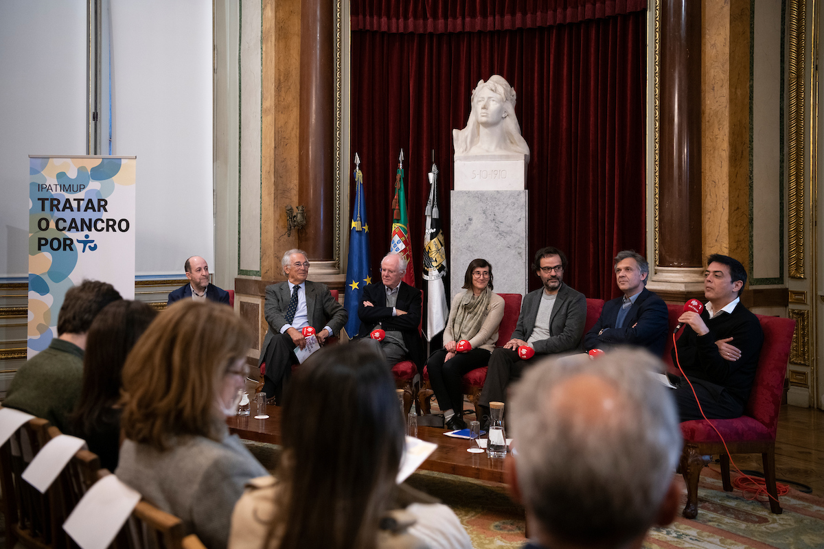 Debate sobre o tratamento do cancro