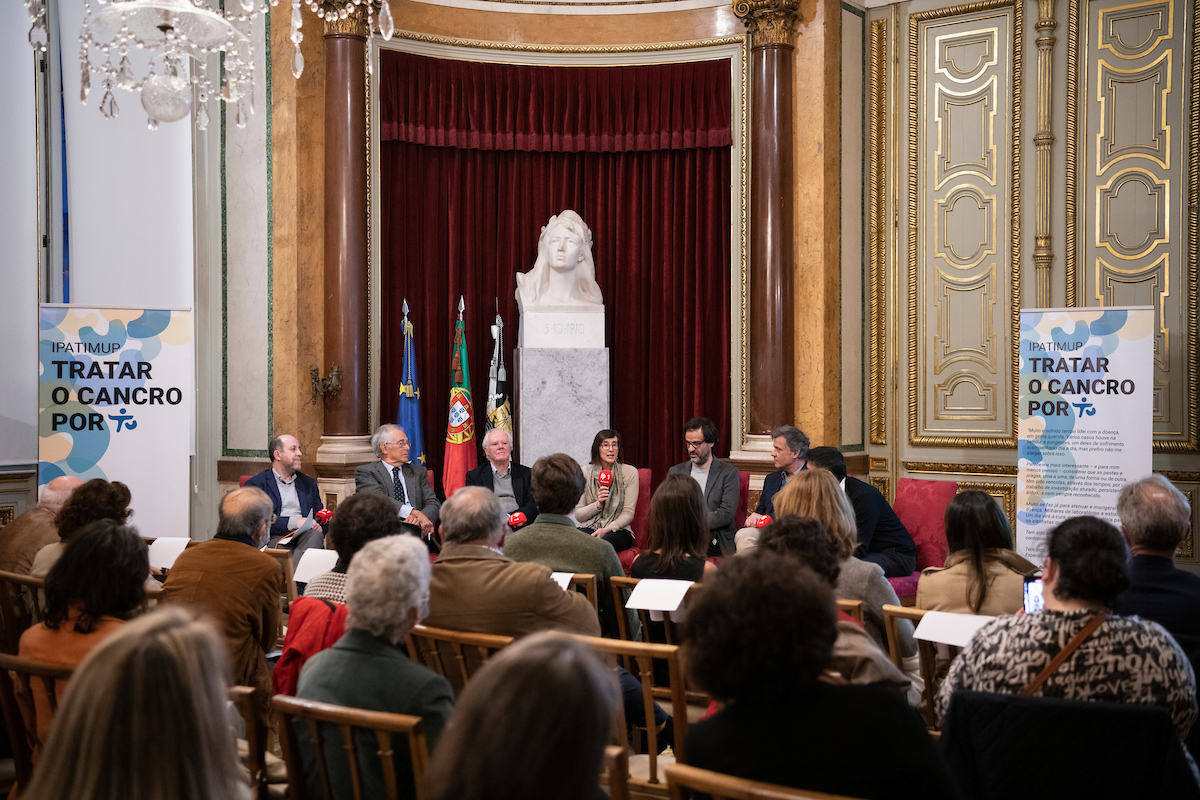 Debate sobre o tratamento do cancro